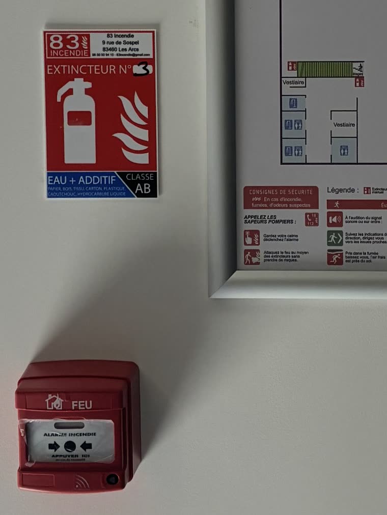 Déclencheur manuel d'alarme incendie et panneau d'extincteur 83 incendie