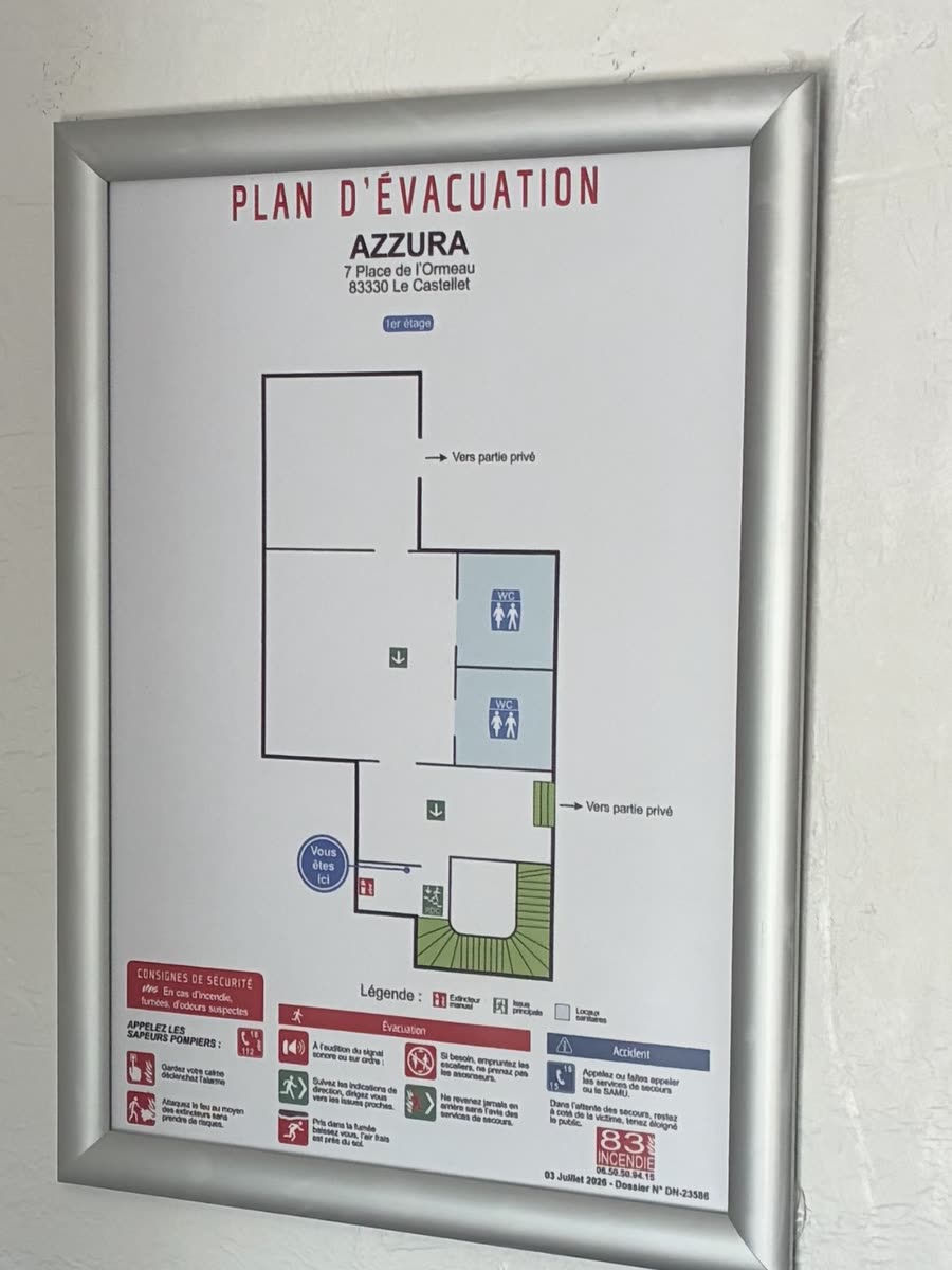 Plan d'évacuation encadré, réalisé par 83 incendie, avec consignes de sécurité et légende